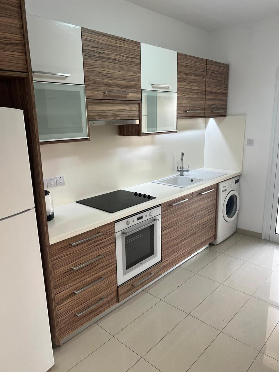 Takelena Apartments Лимасол Экстерьер фото